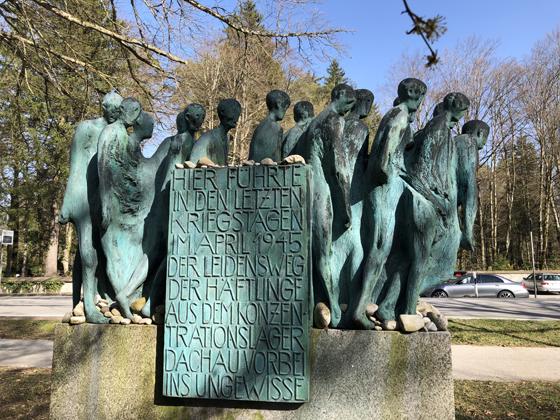 Das Mahnmal an der Tölzer Straße erinnert an den Todesmarsch der KZ-Gefangenen, der im April 1945 auch durch Grünwald führte.  Foto: hw