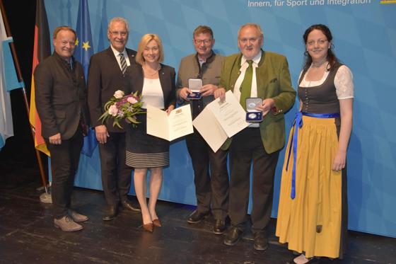 Anzings Altbürgermeister Franz Finauer erhielt von Innenminister Joachim Herrmann die Kommunale Verdienstmedaille in Silber verliehen. Foto: Peter Schlecker