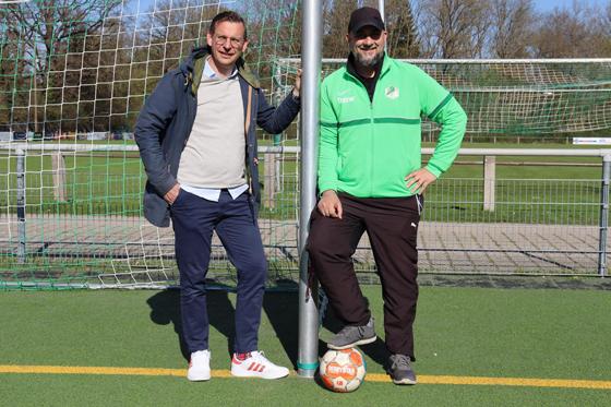 Voller Einsatz für den TSV Moosach-Hartmannshofen: Steffen Wieners (links) und Stefan Sedlmeier trainieren Jugendmannschaften und planen den Moosach Cup 2022. Foto: bs