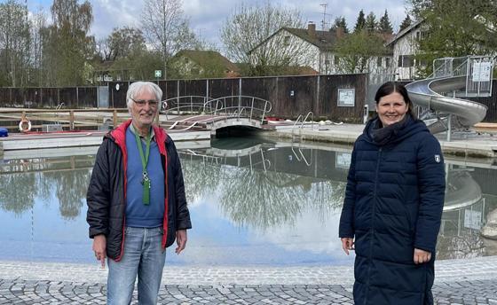 Peter Franke und Jana Kober freuen sich, dass die Saison im Furthter Naturbad bald starten soll. Freiwillige Helfer sind immer gerne gesehen. Foto: hw