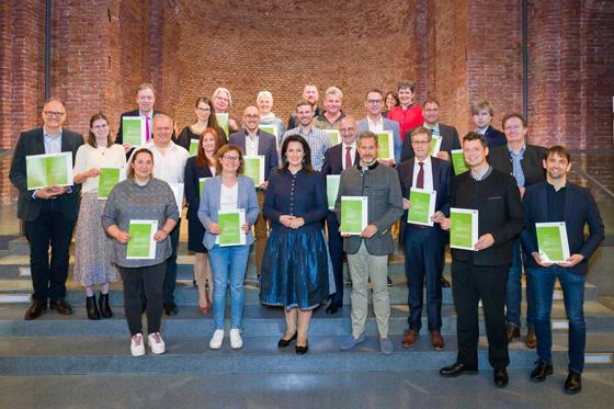 28 staatliche Kantinen absolvierten erstmals erfolgreich ein Coaching für ein nachhaltigeres, regionaleres und ökologischeres Kantinenessen. Foto: Hauke Seyfarth/StMELF
