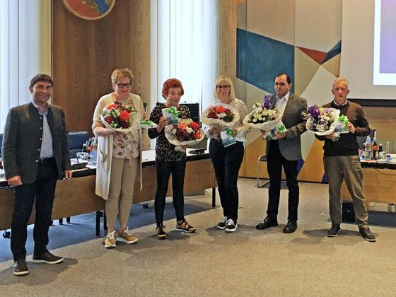 Bürgermeister Andreas Kemmelmeyer gratulierte dem frisch gebackenen Seniorenbeirat, der sich ab sofort für die Belange der Senioren vor Ort einsetzen wird. Foto: Gem. Unterföhring