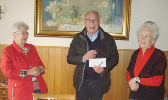 Spendenübergabe an Diakon Stocker mit Mariele Lang (l.) und Therese Hörsgen vom Frauenkreis. Foto: Stiebler