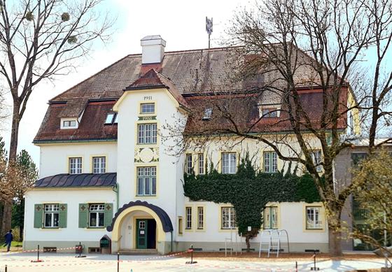 Im Pausenhof der Grundschule Oberhaching wird am kommenden Samstag deren 150. Geburtstag gebührend gefeiert. F.: Ricardalovesmonuments/Wiki Commons