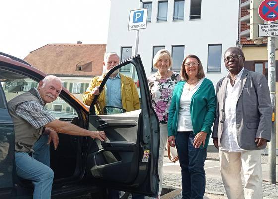 Über die neuen Seniorenparkplätze freuen sich: Peter Murr, Michael Münch, Elke Bunzeit, Marianne Wünschel und Dr. Edward Sofeso (von links). Foto: Stefan Dohl