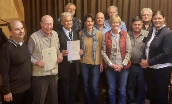 Bürgermeisterin Mindy Konwitschny (r.). gratuliertes dem neuen Vorstand der Siedler Höhenkirchen.  Foto: Privat