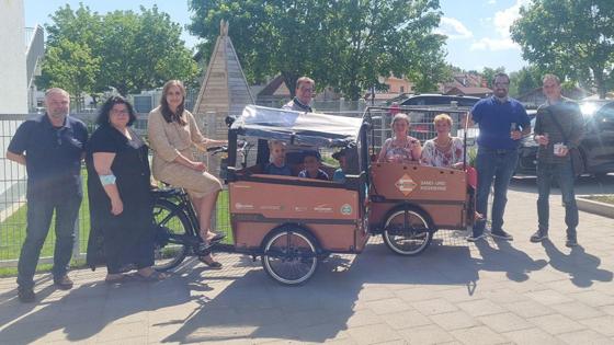 Durch Spenden verschiedener Sponsoren konnte das Kinderhaus in Landsham zwei Lastenfahrräder für Ausflüge anschaffen. Foto: Kinderland PLUS gGmbH