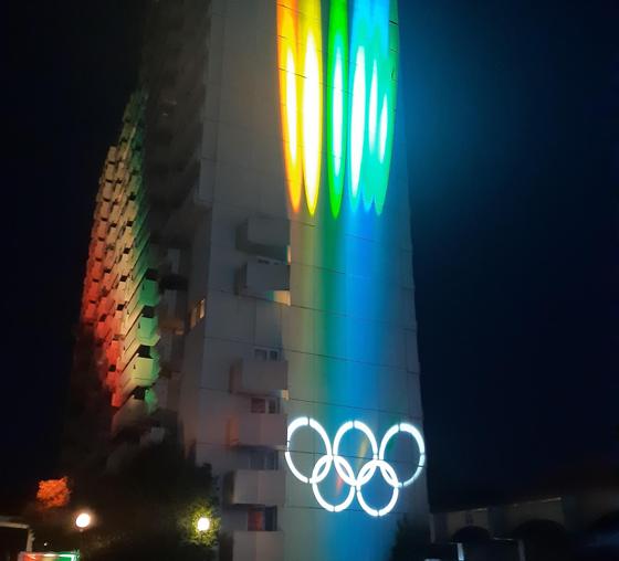 Sehenswert war die Illumination der Olympia-Pressestadt anlässlich des goldenen Olympia-Jubiläums. Foto: Privat