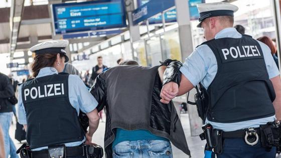 Beamten der Bundespolizei nahmen den 22-Jährigen in Gewahrsam. Foto: Bundespolizei