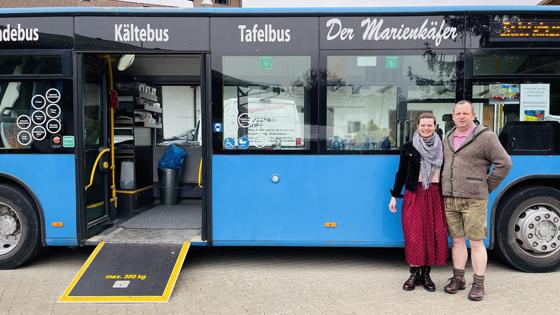 Haben den blauen Marienkäfer-Bus ins Leben gerufen, der Obdachlose in München mit Essen und Sachspenden versorgt: Nathalie Harmann und Markus Grimm. F.: hw