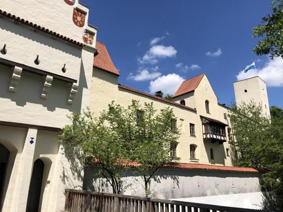 Die Burg Grünwald stammt aus dem Mittelalter und beherbergt ein spannendes Museum für die ganze Familie. Für die Turmbesteigung braucht es allerdings Kondition. Foto: Heike Woschee