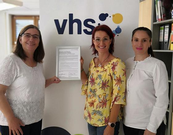 Monika Asal, Christina Bäuml und Andreea Draghici (von links) sind stolz auf die unterzeichnete Charta der Vielfalt. Foto: Clara Kühar/VHS