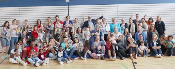 Die jüngsten Hohenbrunner Bürger und ihre Eltern waren zum Babyempfang eingeladen. Bürgermeister Sr. Stefan Straßmair freut sich über den Kindersegen in seiner Gemeinde (Bildmitte). Foto: Gemeinde Hohenbrunn