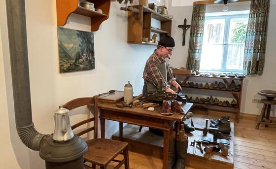 Zu den vielen Highlights im Argeter Heimatmuseum gehört eine komplett eingerichtete Schusterwerkstatt. Foto: Heike Woschee