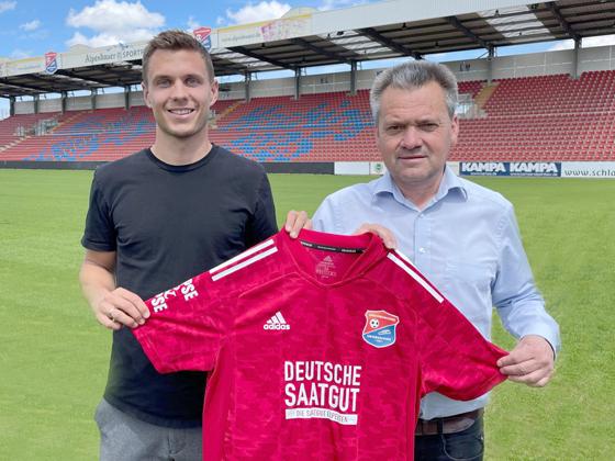 Sebastian Maier (links) wechselt nach Haching. Präsident Manni Schwabl lobt die Qualität des ehemaligen Bundesligaspielers. Foto: Verein