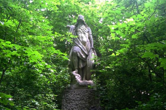 Zwischen Klinikum und Kleingärten liegt der Odinshain, in dem versteckt zwischen den Bäumen auch eine Skulptur des germanischen Göttervaters Odin steht. Foto: bs