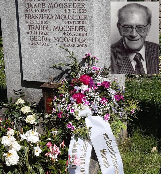 Zum 100. Geburtstag von Georg Mooseder (kleines Bild) legte eine Delegation des Geschichtsvereins Moosach ein Bouquet an seinem Grab auf dem Westfriedhof nieder. Foto: Verein