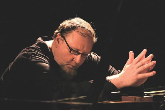 Simon Nabatov wird beim Jazzpianomarathon am 9. Juli im Wolf-Ferrari-Haus zu hören sein. Foto: Andrey Lysikov