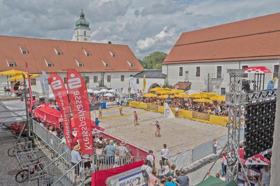 Der Klosterbauhof Ebersberg wird endlich wieder zur Beachvolleyball-Arena. Am 18./19. Juni messen sich Top-Teams aus Bayern mit Top-Teams aus dem gesamten Bundesgebiet beim BVV Beach Masters. Foto: Stefan Rossmann, beach2go.de