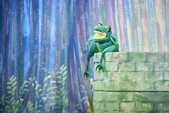 Das Münchner Theater für Kinder zeigt in einer Open-Air-Aufführung "Der Froschkönig." Foto: Demmel Rolf