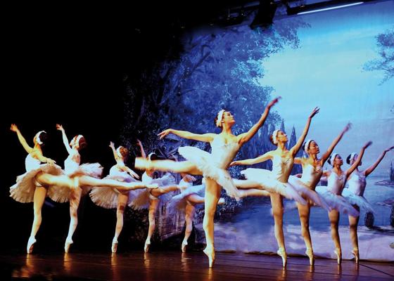 Das Ballett Classique München präsentiert in Unterhaching "Schwanensee".  Foto: Picasa