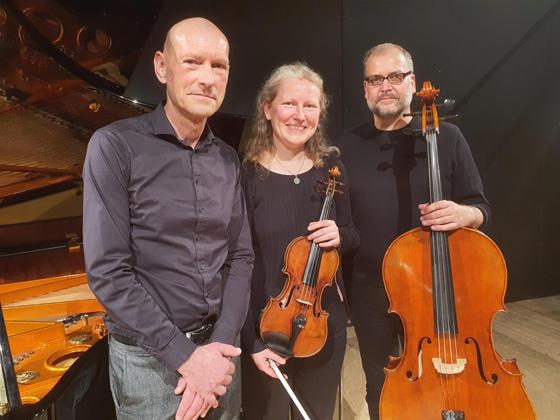 Claudia Bahr (Violine), Wolfgang Fink (Violoncello) und Thomas Selbach (Klavier) widmen einen Konzertabend dem Komponisten Ludwig van Beethoven. Foto: 3klang