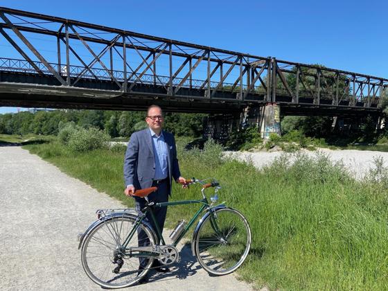 Der CSU-Fraktionsvorsitzende Manuel Pretzl macht sich dafür stark, die Braunauer Eisenbahnbrücke für Radler zu ertüchtigen. Für die Stadt hat das bisher keine Priorität. Foto: CSU