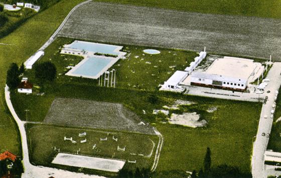 Das eben erst eröffnete Grafinger Freibad in einer Luftaufnahme aus dem Sommer 1972. Foto: Archiv der Stadt Grafing