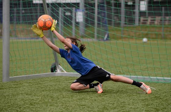 Keine Vereinsbindung und kein Leistungsdruck: Beim Projekt Mädchen an den Ball steht allein der Spaß am Fußball im Vordergrund. Foto: Biku e.V.