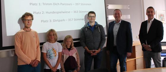 Die Gewinner des Vaterstettener Bürgerbudgets 2022 mit dem 1. Bürgermeister (v. li.): S. Haigis mit J. und N. (Dirtpark), Dr. A. Rucke (Trimm Dich Parcours), Bürgermeister L. Spitzauer und R. Melcher (Hundewiese).