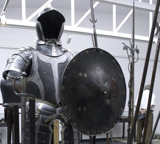 Zahlreiche Originalwaffen und deren Nachbauten werden in der Ausstellung präsentiert, ebenso wie Rüstungsteile aus dem Dreißigjährigen Krieg. Foto: Johannes Strauß
