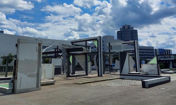 Der jahrzehntelang ungenutzte Busbahnhof Olympiazentrum dient jetzt als Fläche für Kunst. Foto: bs
