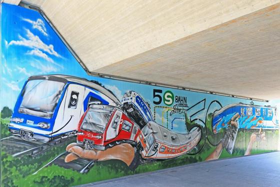 Das Motiv des Künstlers crowone bebildert das Thema "50 Jahre S-Bahn" mit mehreren S-Bahnfahrzeugen. Sehen kann man es am Fasanenpark. Foto: Deutsche Bahn