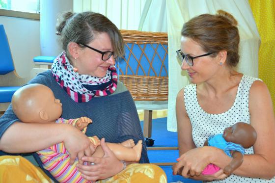 Lena Hummel (links, Einrichtungsleiterin) und Nataliya Muravova , Mitarbeiterin, stellen eine Szene von "KindErleben" nach. Foto: Diakonie