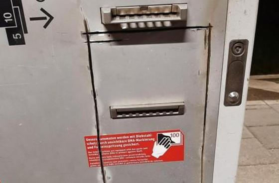Am Automaten entstanden Beschädigungen auf Höhe des Geldscheinschachtes, jedoch gelang es dem Täter nicht, die Geldkassette zu erlangen. Foto: Bundespolizei