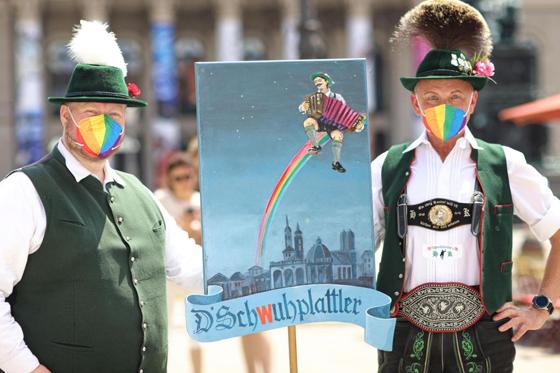 Die Schwuhplattler dürfen beim CSD in München nicht fehlen, sie zeigen, dass sich Tradition und Vielfalt nicht ausschließen. Foto: Mark Kamin