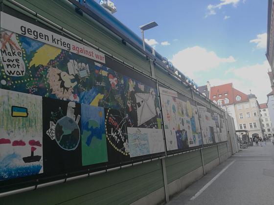 Die Plakatwände von Münchner Schülern sind für ein Jahr auf den Lärmschutzwänden der Baustelle zur zweiten Stammstrecke hinter dem Rathaus zu sehen. Foto: ar
