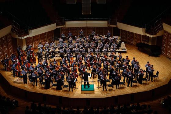Auf ein ganz besonderes Konzert mit dem Asian Youth Orchestra darf man sich am 13. August im Kulturzentrum Taufkirchen freuen. Foto: VA Asian Youth Orchestra