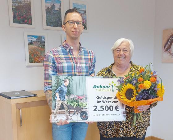 Dominik Huitl, Dehner-Marktleiter übergab einen Scheck in Höhe von 2.500 Euro an Bürgermeisterin Barbara Bogner. Foto: Gemeinde Sauerlach