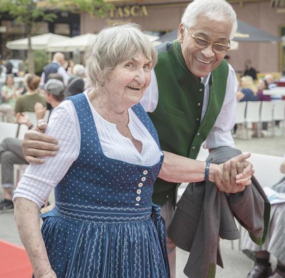 Rentner rockten den roten Teppich: Gespendete nagelneue Kleidung präsentierten von Armut betroffenen Senioren. Foto: Ein Herz für Rentner