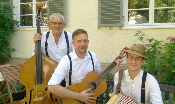Karl-Heinz-Hummel, Michi Ponert und Daniel Huber (von links) musizieren. Foto: Kathrin Neumann