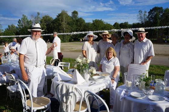 Die Organisatoren des Dinner in Weiß, allen voran der Vorsitzende des Städtepartnerschaftskreises, Thomas Jager (l.), stießen auf eine gelungene Veranstaltung an.  Foto: hw
