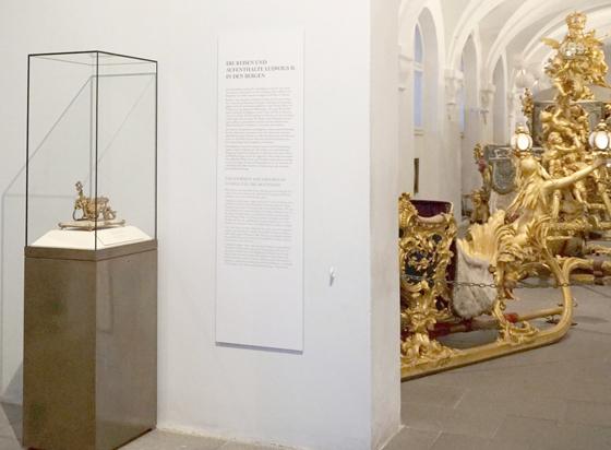 Im Marstallmuseum kann man jetzt das vergoldete Modell des Puttenschlittens am Eingang zur Wagenhalle König Ludwigs II. sehen. Foto: Bayerische Schlösserverwaltung