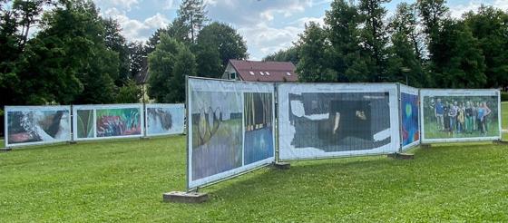 Die großflächig auf Banner gedruckten Werke der Malerei, Fotografie und Skulptur wandern vom Böhmerwaldplatz ins Grüntal weiter. Foto: VA
