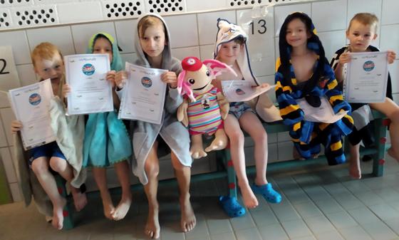 In den letzten Wochen nahmen acht Kinder zwischen 3 und 7 Jahren am Wassergewöhnungskurs teil. Foto: brk