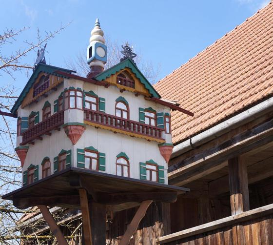 Der Taubenkogel des Heimatmuseums von Sauerlach stammt aus dem Jahr 1920. Er ist auch von Außen zu bewundern und eine Augenweide. Foto: hw