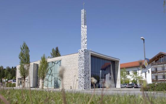 Das Islamische Forum Penzberg mit der Moschee gilt als Prototyp einer neuen, zeitgemäßen Euroislam-Architektur. Es ist mehrfach ausgezeichnet worden. Foto: VA