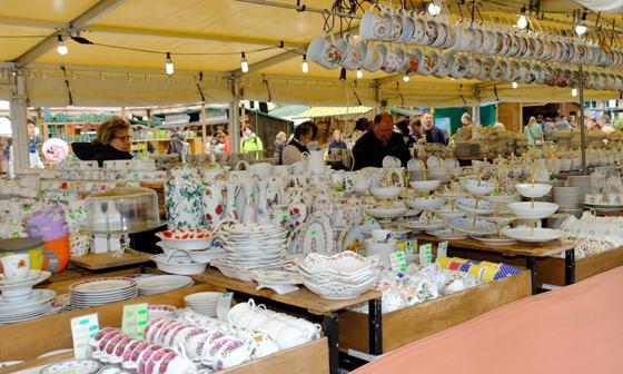 Die Auer Dult auf dem Mariahilfplatz gilt als größter Geschirrmarkt Europas. Foto: Robert Bösl