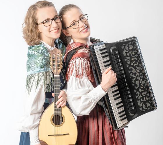 Stefanie und Elisabeth Januschko präsentieren traditionelle Volksweisen aus dem Böhmerwald und dem alpenländischen Raum. Foto: VA