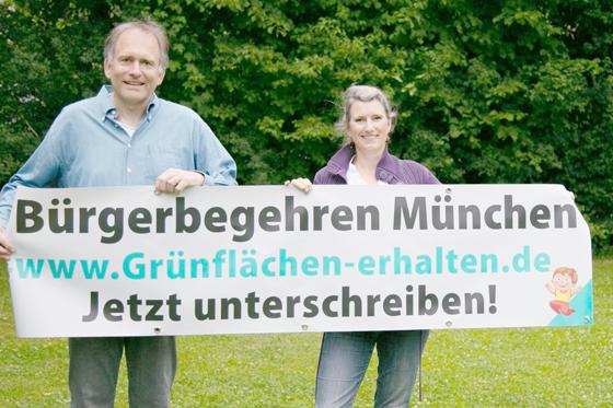 Stefan Hofmeier und Christine Burger sind die Initiatoren des Bürgerbegehrens „Grünflächen erhalten“.  Foto: Privat